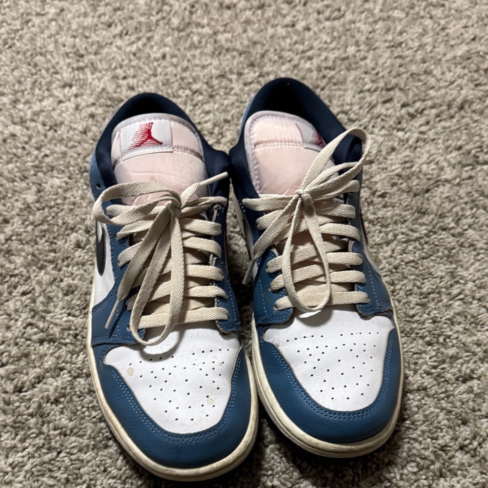 Jordan Men's light blue, white, navy and red Sneakers